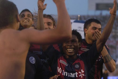 Félix Orode calentó el clásico entre San Lorenzo y Huracán